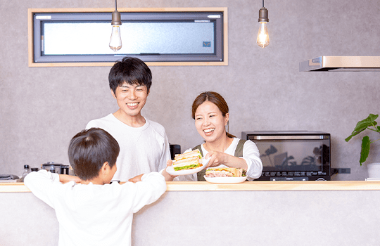 キッチンカウンター越しに笑う家族