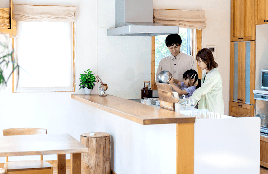 キッチンで料理をする家族